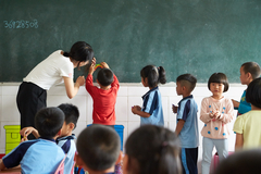 走进清远关前小学，伊智为小朋友们带来儿童节礼物